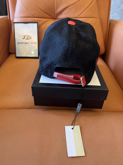 Gucci GG Supreme black baseball cap with signature web stripe