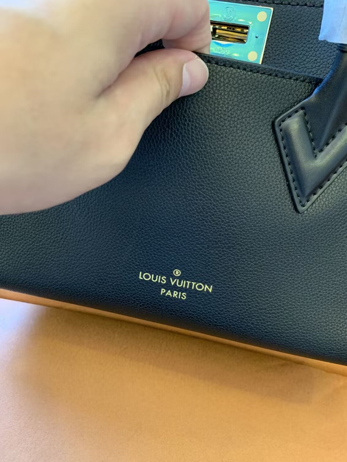 Louis Vuitton on my side pm black calf