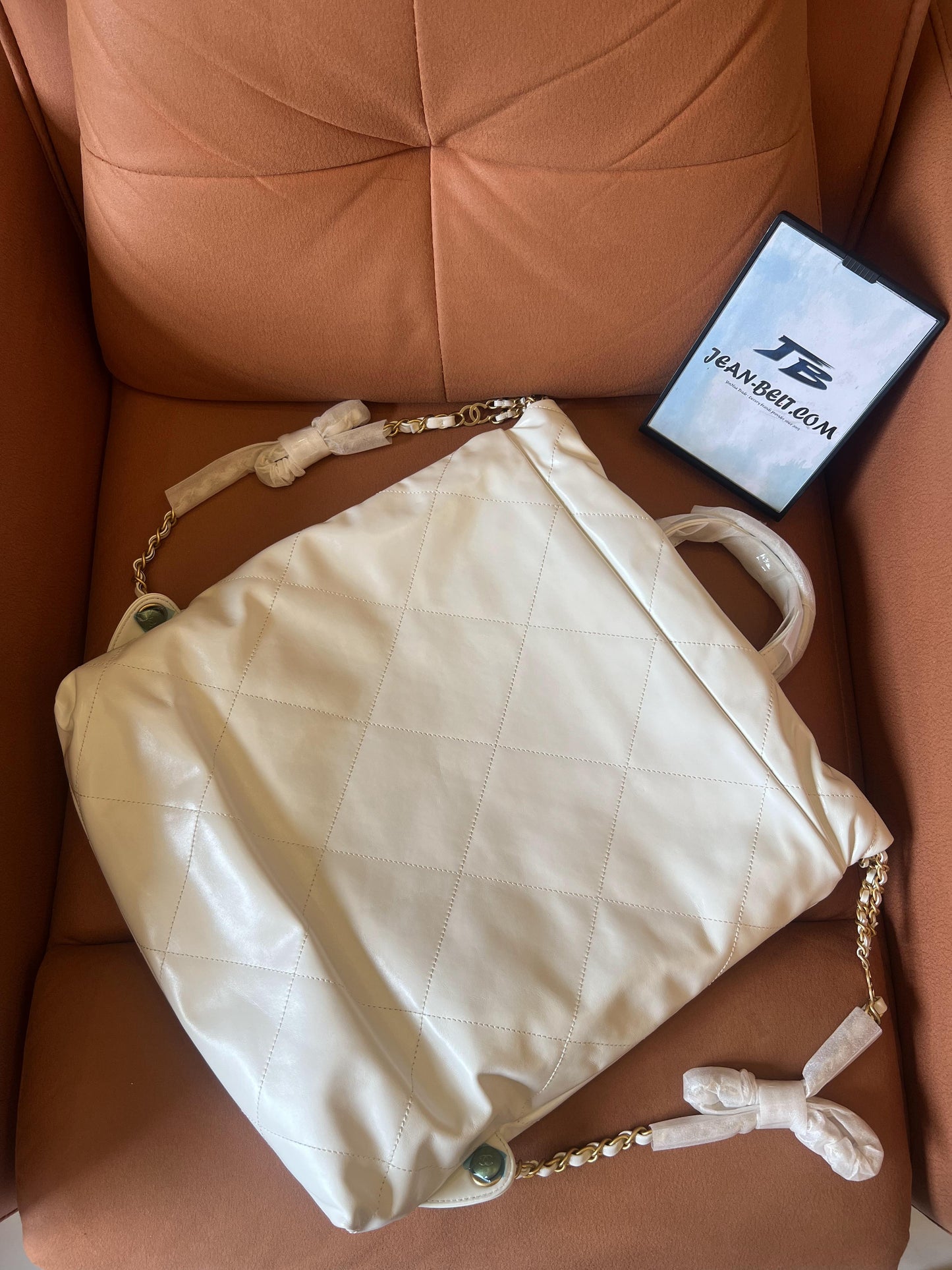 Chanel 22 leather handbag white