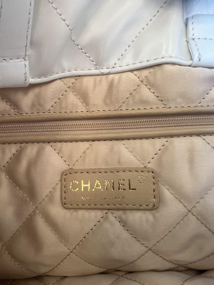 Chanel 22 leather handbag white