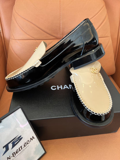 Chanel round toes loafers chunky low heels cowhide leather patentleather quilted texture