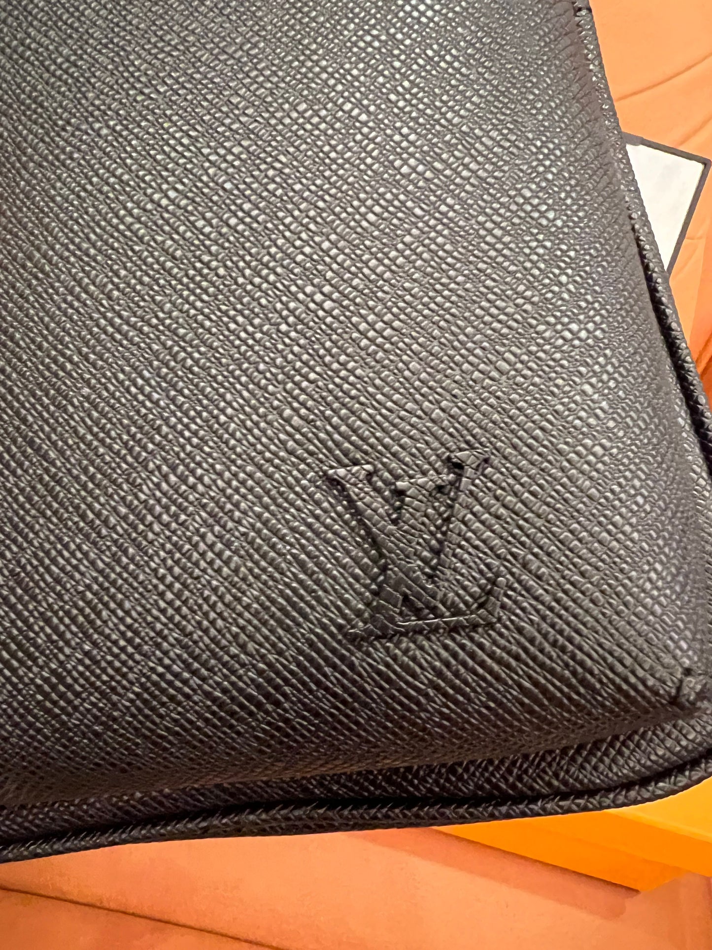 Louis Vuitton avenue slingbag nm black taiga