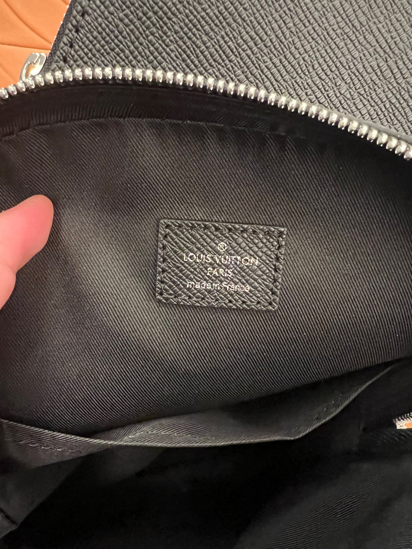 Louis Vuitton avenue slingbag nm black taiga