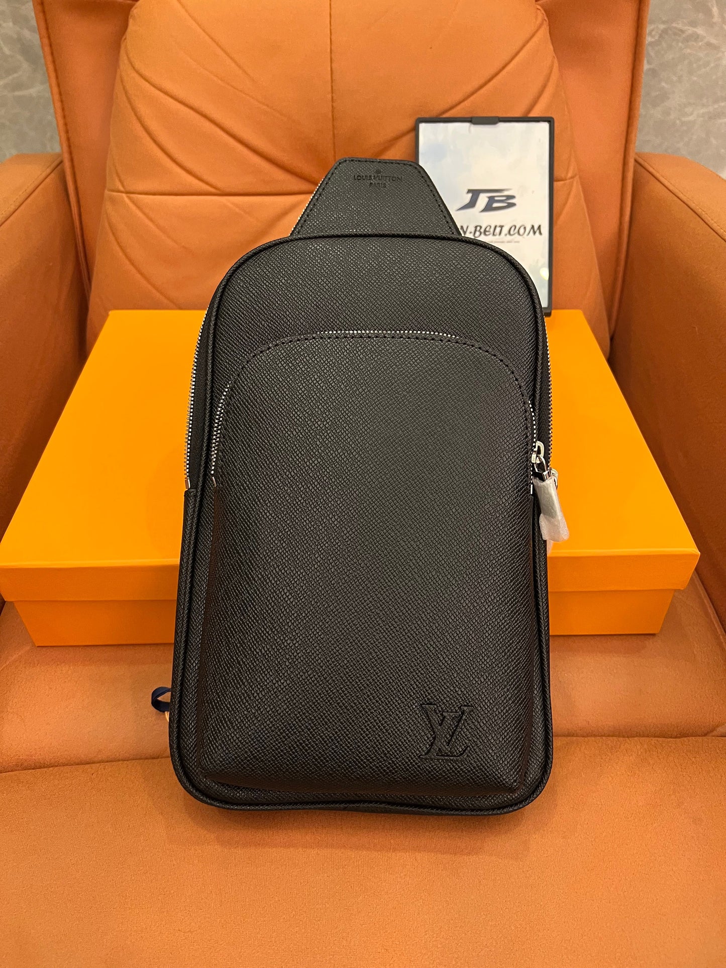 Louis Vuitton avenue slingbag nm black taiga