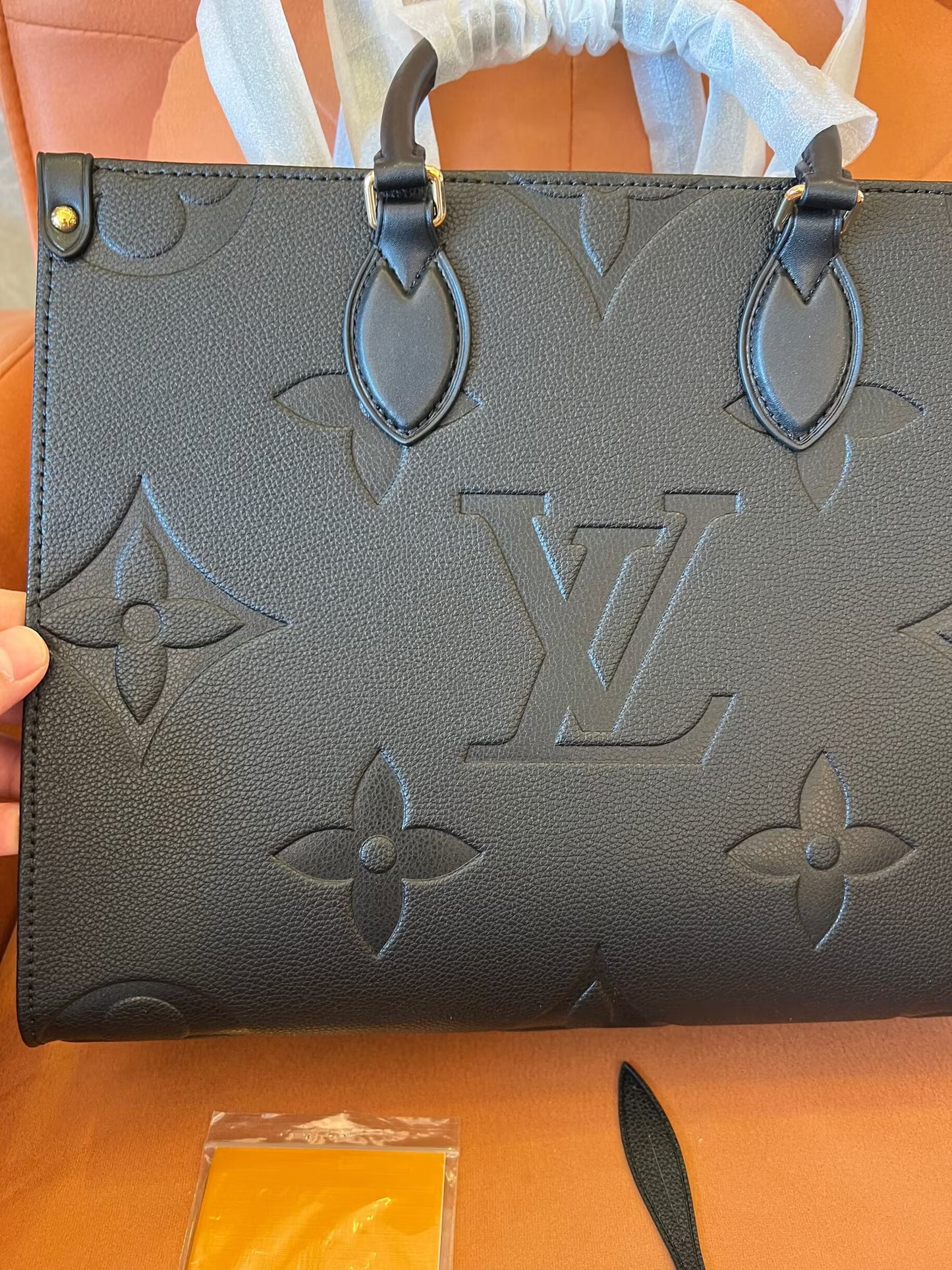 Louis Vuitton onthego mm black