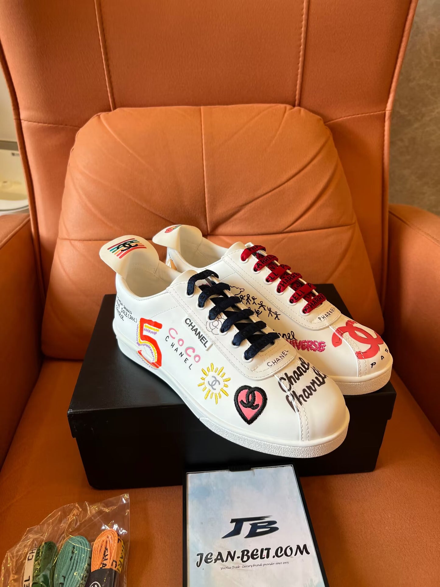 Chanel Pharrell sneakers grafiti  capsule neuve white