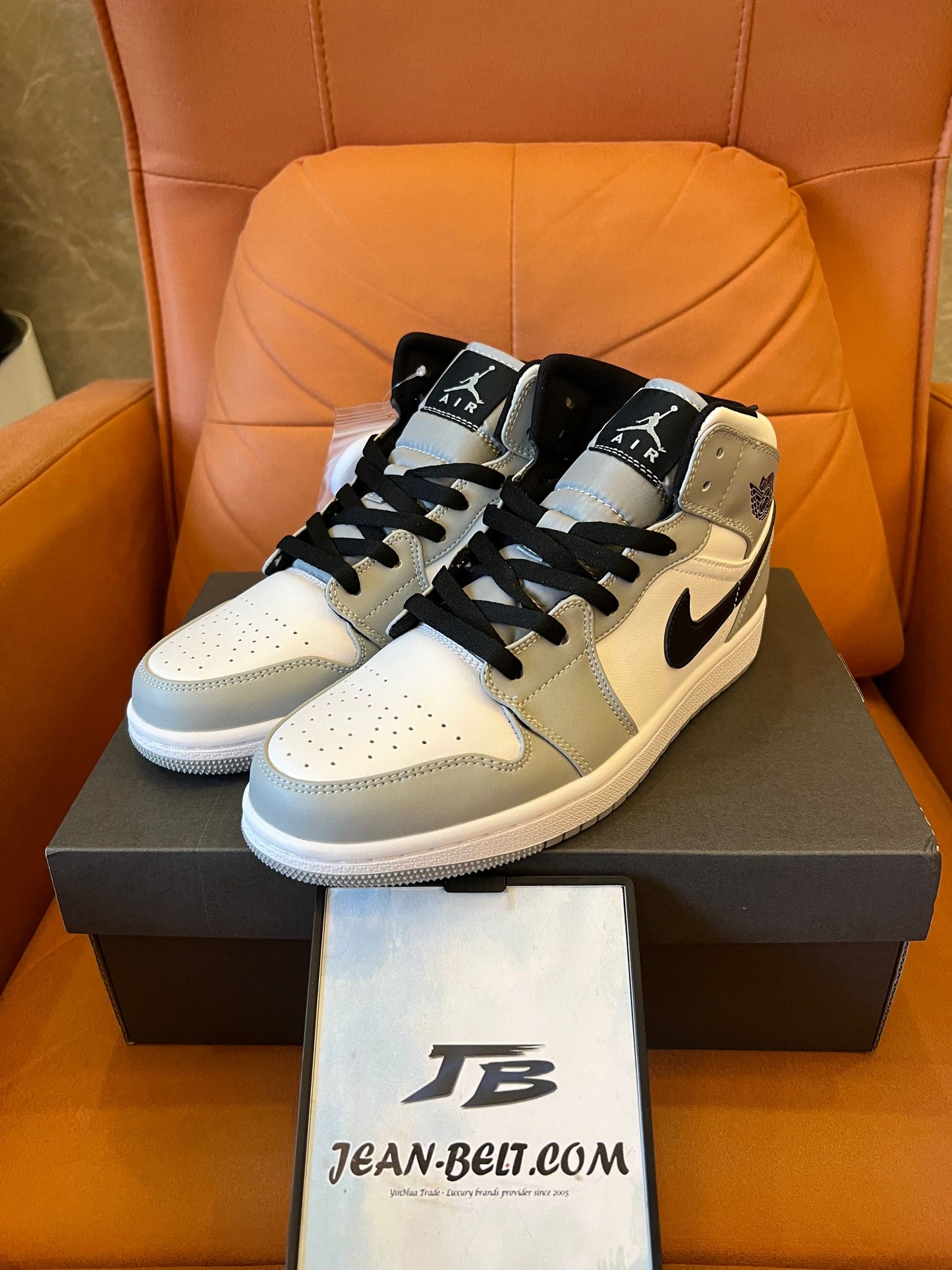 Air Jordan 1 Mid light smoke grey