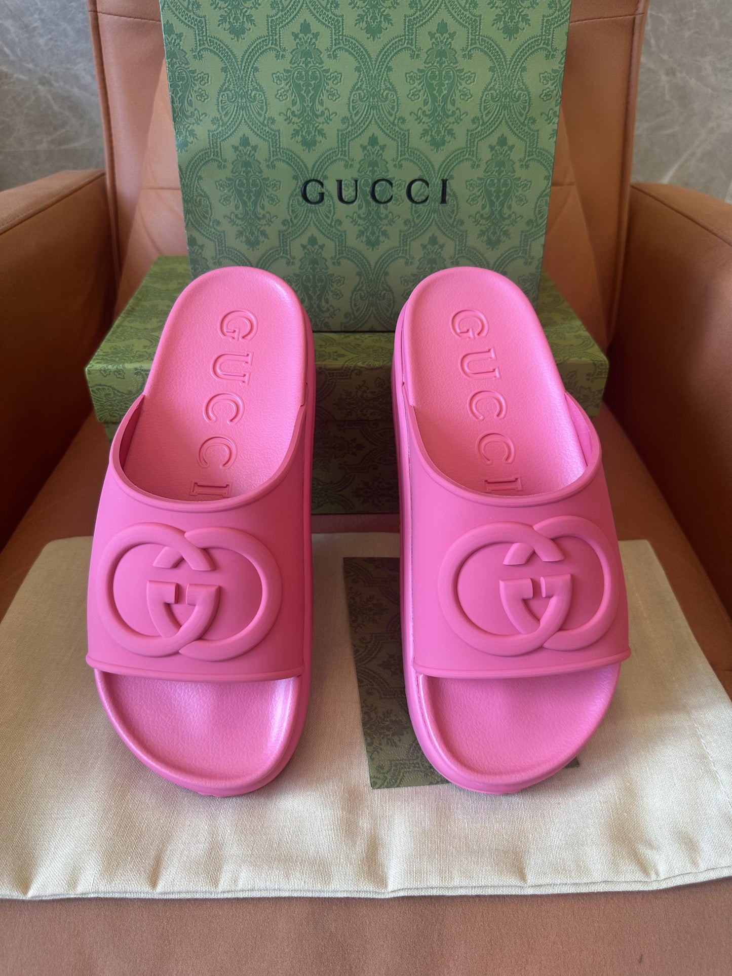 Gucci rubber GG platform slide sandals in pink -677852