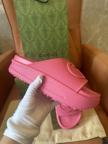 Gucci rubber GG platform slide sandals in pink -677852