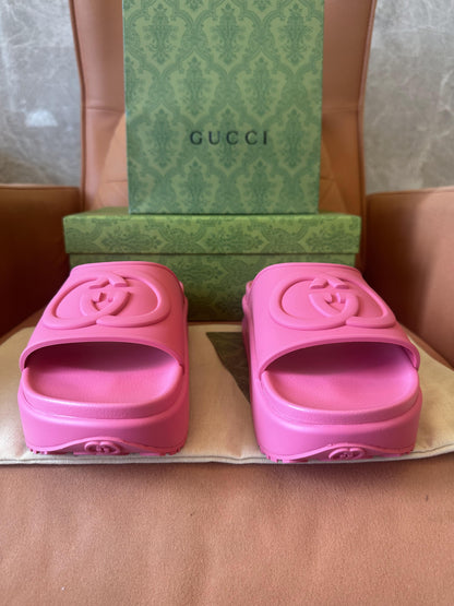 Gucci rubber GG platform slide sandals in pink -677852