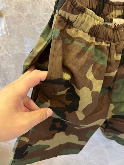 Gallery Dept. camo print cotton shorts