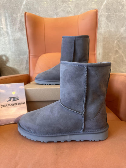 UGG classic II boot grey suede shearling lined