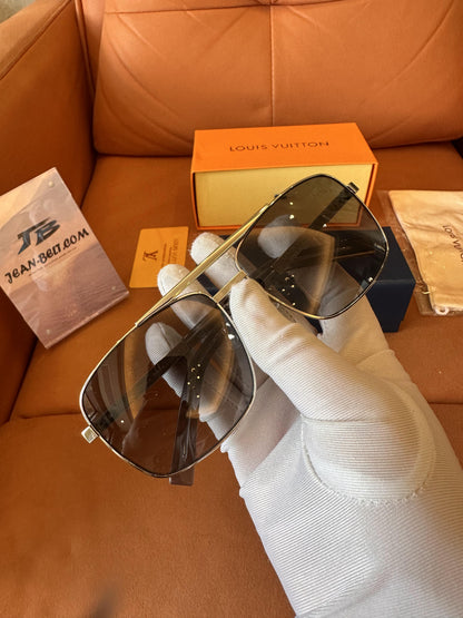 Louis Vuitton Navigator square sunglasses