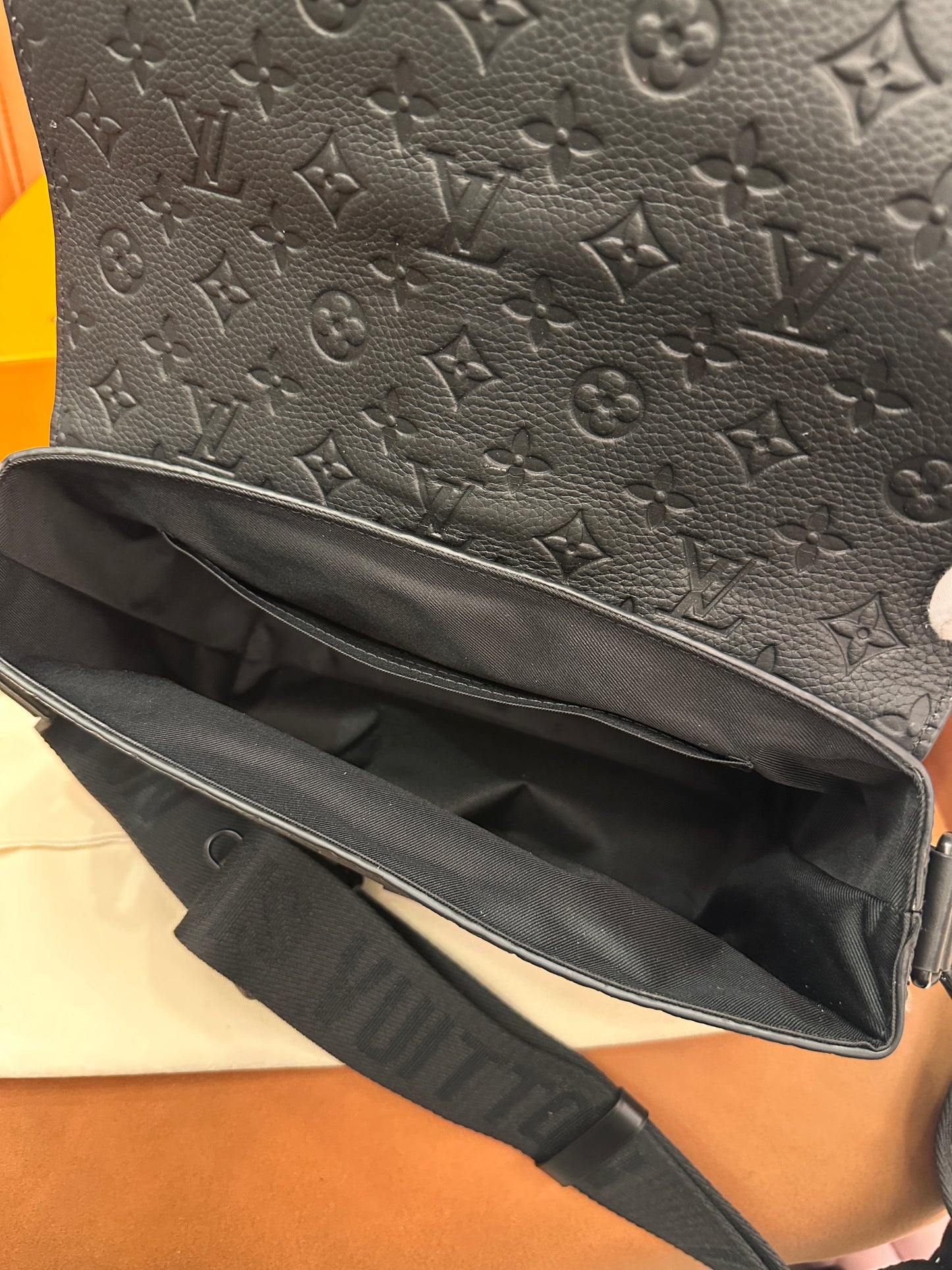 Louia Vuitton s-cape monogram black taurillon messenger bag