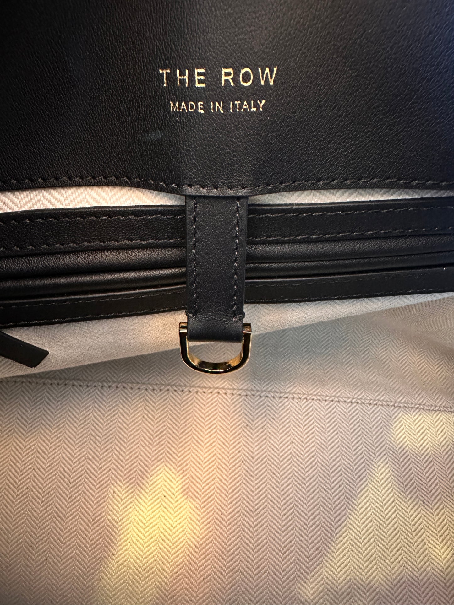 The row tote margaux 10 black gold