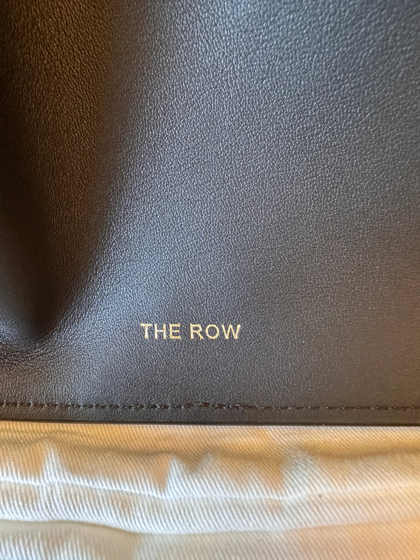 The row tote margaux 10 black gold