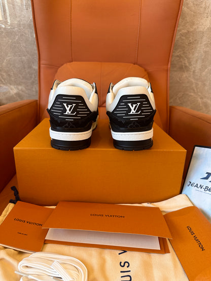 Louis Vuitton trainer sneakers in white and black monogram canvas