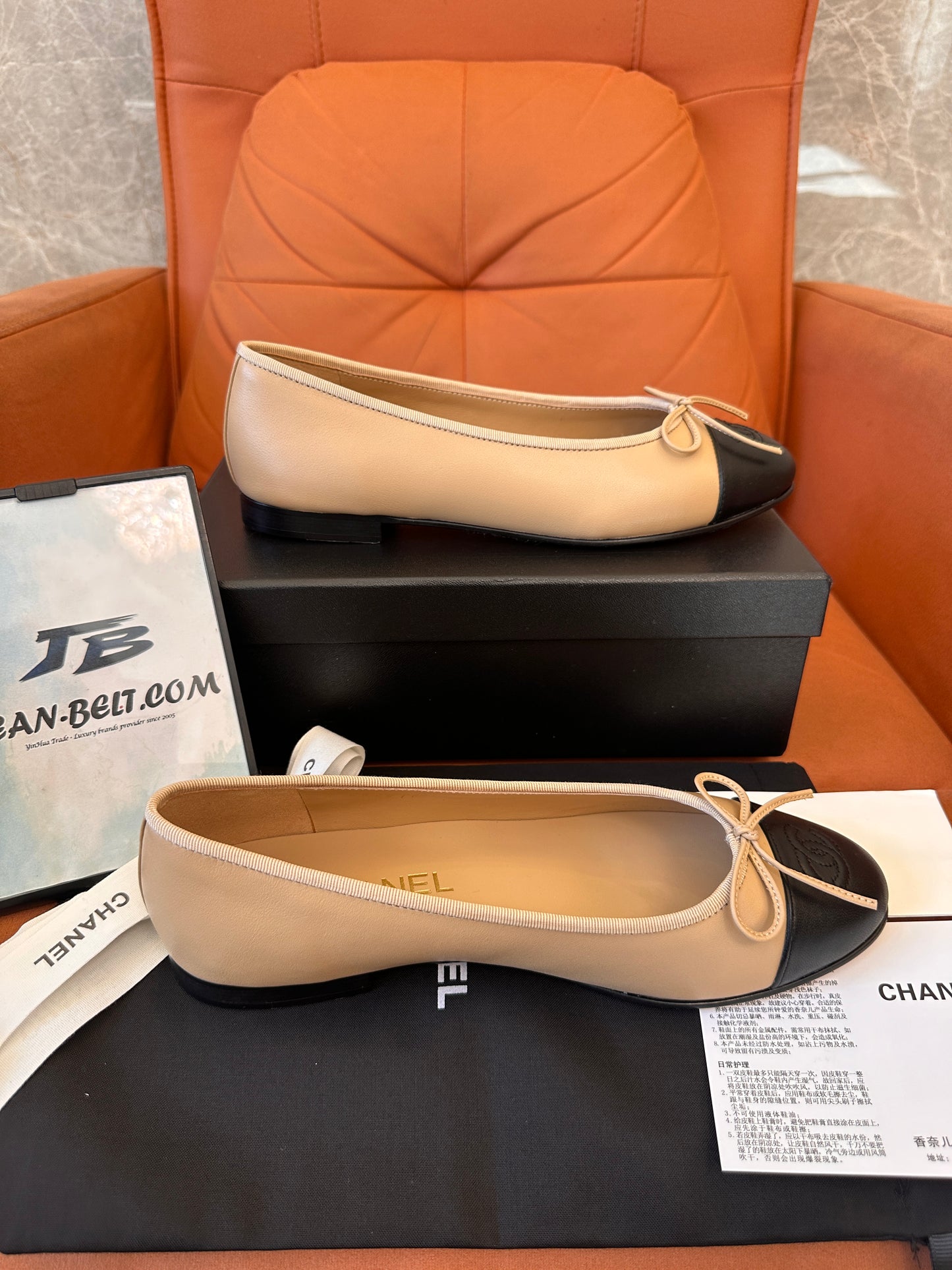 Chanel Ballerinas beige & black leather flats