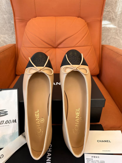 Chanel Ballerinas beige & black leather flats