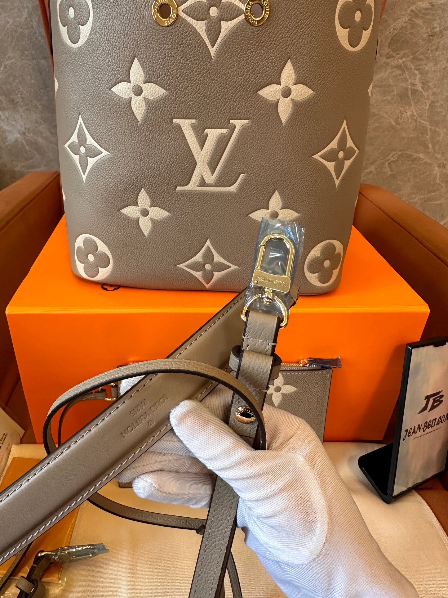 Louis Vuitton Neonoe MM leather shoulder bag