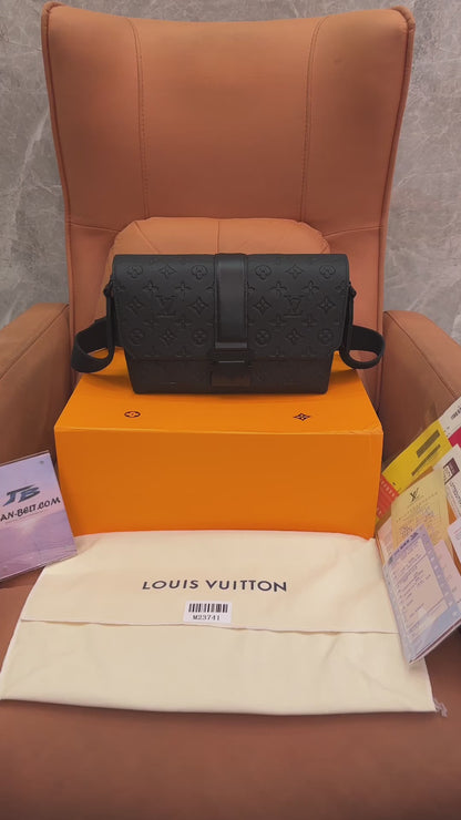 Louia Vuitton s-cape monogram black taurillon messenger bag